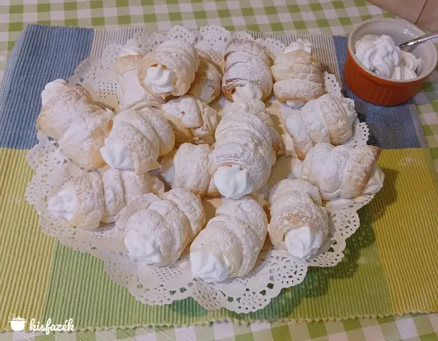 Tejszínes habroló málna öntettel