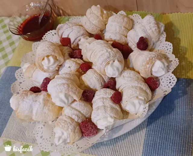 Tejszínes habroló málna öntettel
