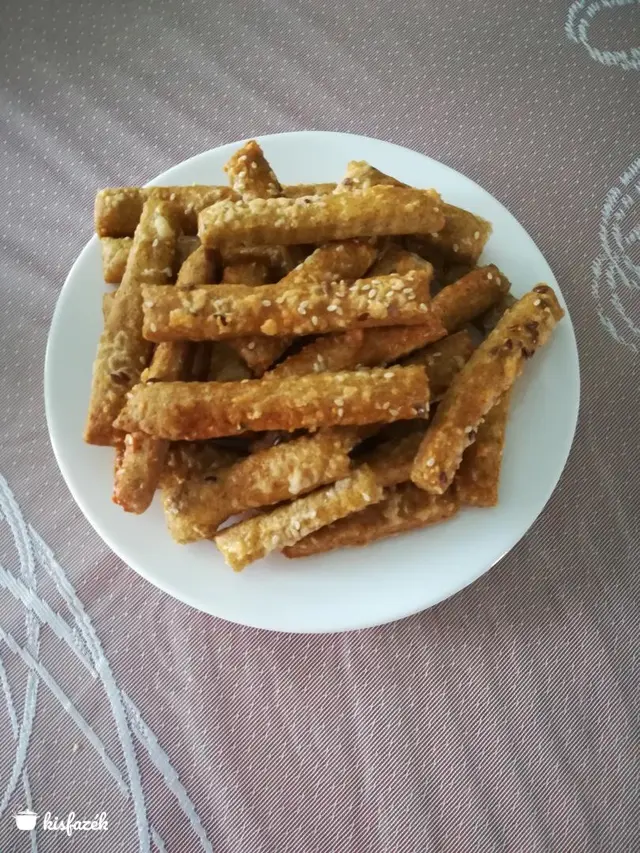 Egyszerű tejfölös szódabikarbónás sajtos rúd