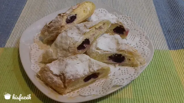 Túrós meggyes rétes