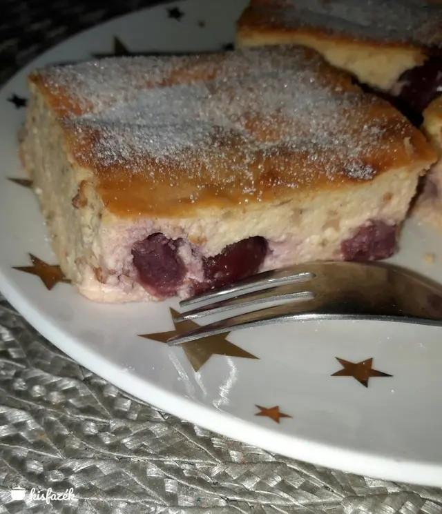 Ötperces túrós-meggyes sütemény