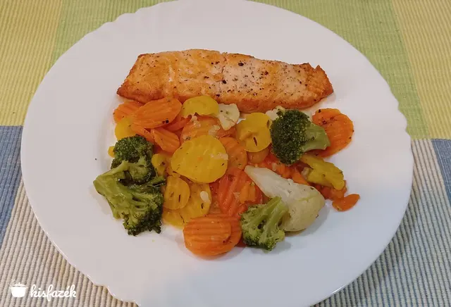 Grillezett fűszeres lazac párolt zöldségekkel