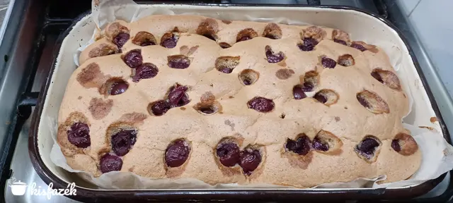 Diós meggyes piskóta kocka