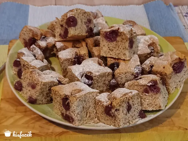 Diós meggyes piskóta kocka