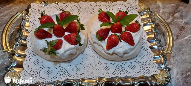 Epres tejszínes Pavlova torták