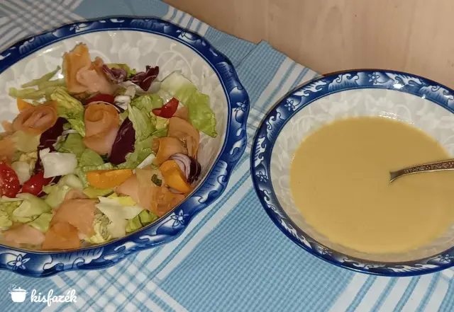 Füstölt lazacsaláta mustáros vinaigrettével