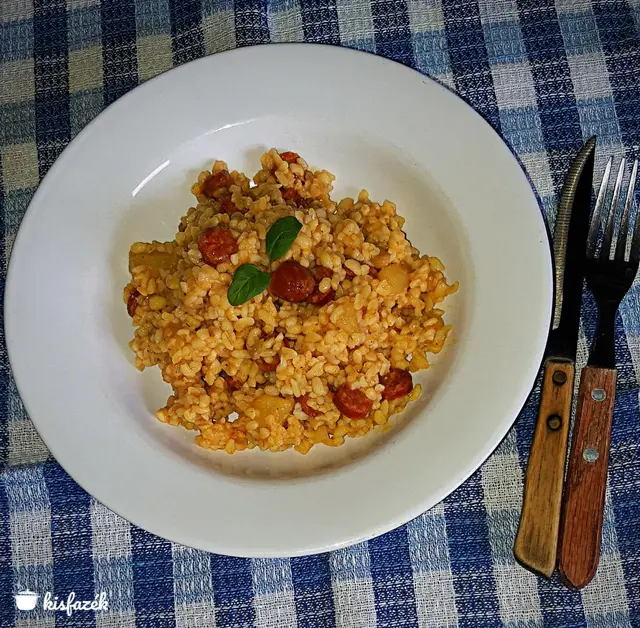 Kolbászos bulgur