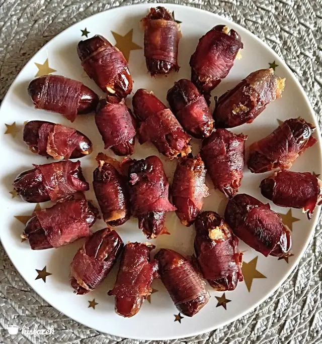 Töltött datolya baconba tekerve