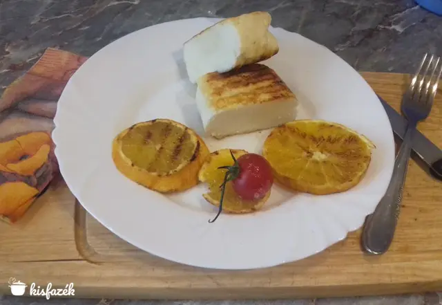 Grillezett, laktózmentes sajt grillezett naranccsal és koktélparadicsommal