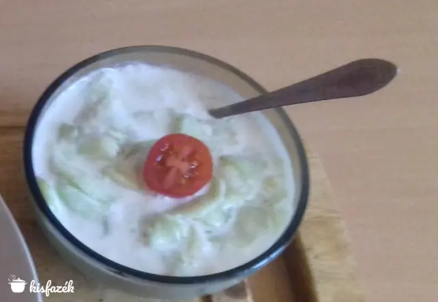 Fokhagymás tejfölös uborkasaláta