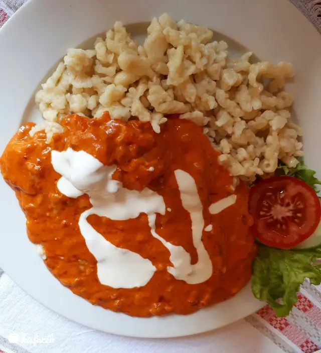 Harcsapaprikás juhtúrós-kapros nokedlivel