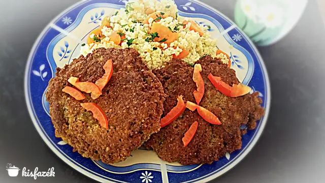 Lencsefasírt zöldséges körettel