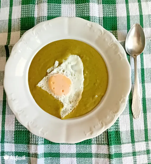 Sóskafőzelék tükörtojással