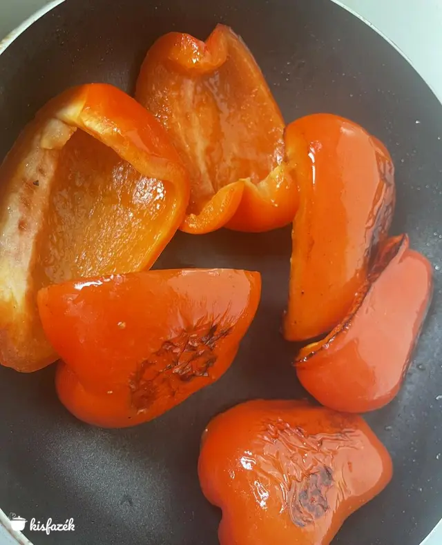 Joghurtos csirkemell, grillezett paprikával és salátával