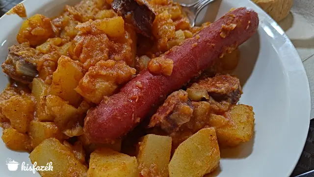 Kolbászos-virslis paprikás krumpli