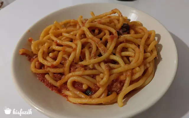 Paradicsomos tonhalas spaghetti fekete olívabogyóval