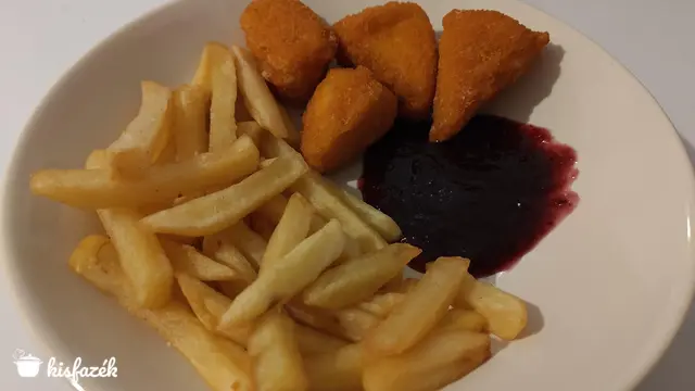 Rántott camembert sajt áfonyalekvárral