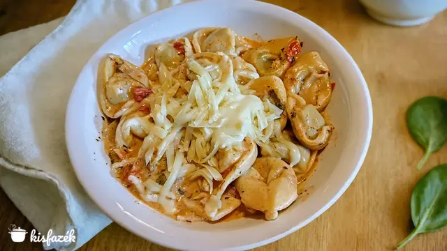 Spenótos-ricottás tortellini krémes paradicsomszószban