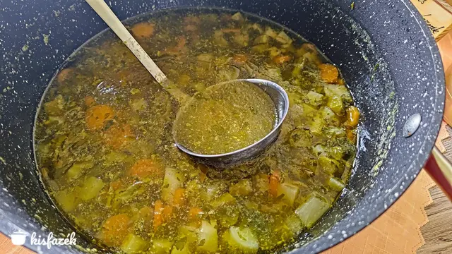 Spárgaleves friss zöldségekkel