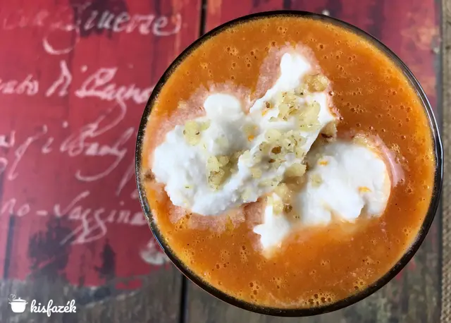 Répatorta smoothie kókuszhabos tejszínnel