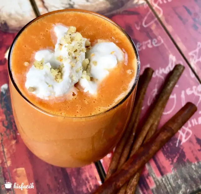 Répatorta smoothie kókuszhabos tejszínnel