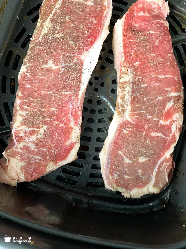 Strip steak Air Fryer-ben sült fokhagymás fűszervajjal