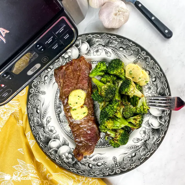 Strip steak Air Fryer-ben sült fokhagymás fűszervajjal