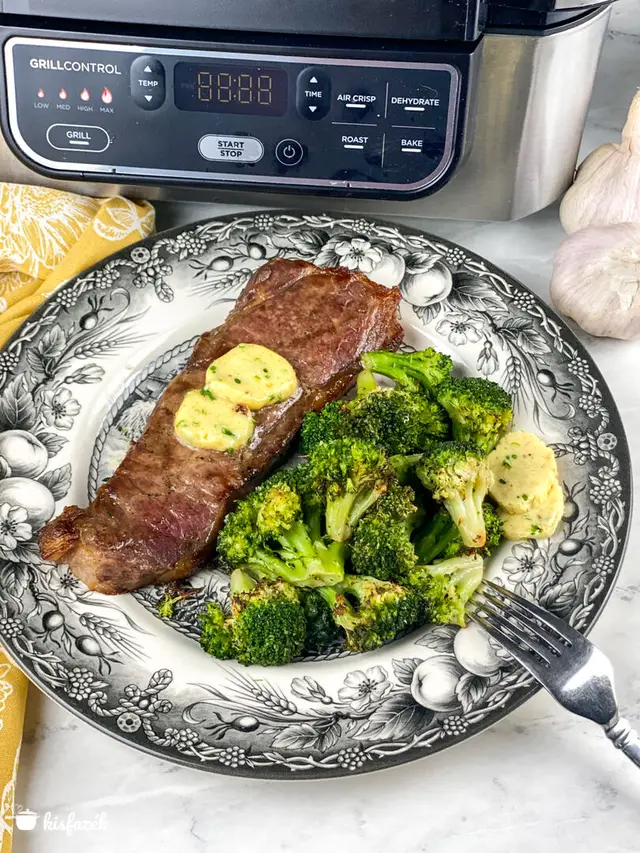 Strip steak Air Fryer-ben sült fokhagymás fűszervajjal