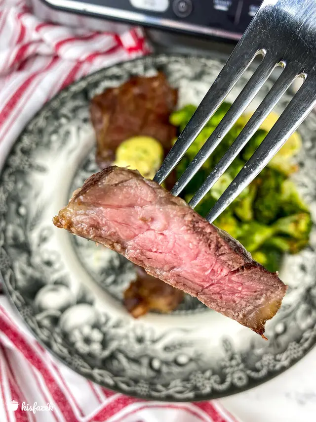Strip steak Air Fryer-ben sült fokhagymás fűszervajjal