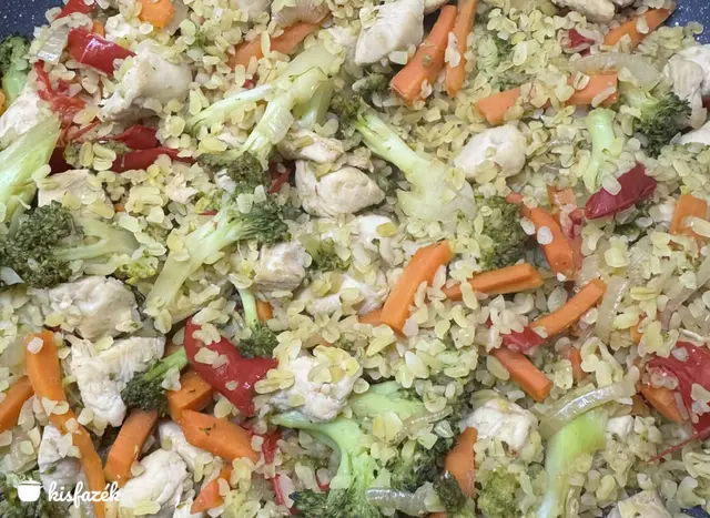 Bulgur csirkével, karamellizált sárgarépával és zöldségekkel