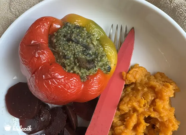 Töltött kaliforniai paprika quinoával, gombával és édesburgonyapürével