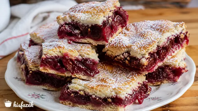 Omlós meggyes pite
