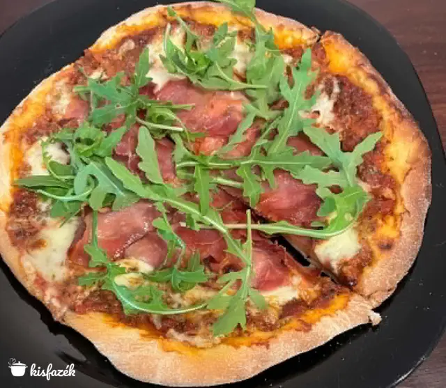 Házi pizza csípős kolbásszal, serrano sonkával és rukkolával