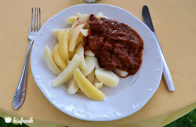 Bográcsos marhalábszárpörkölt