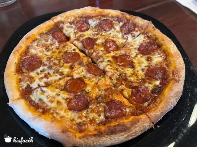 Házi pizza csípős kolbásszal, serrano sonkával és rukkolával