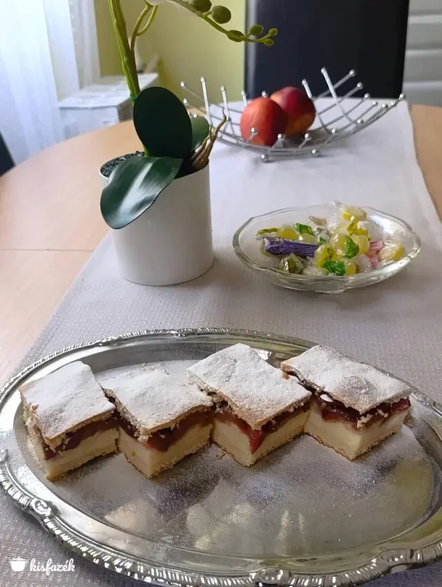 Tejfölös pudingos szilvás pite
