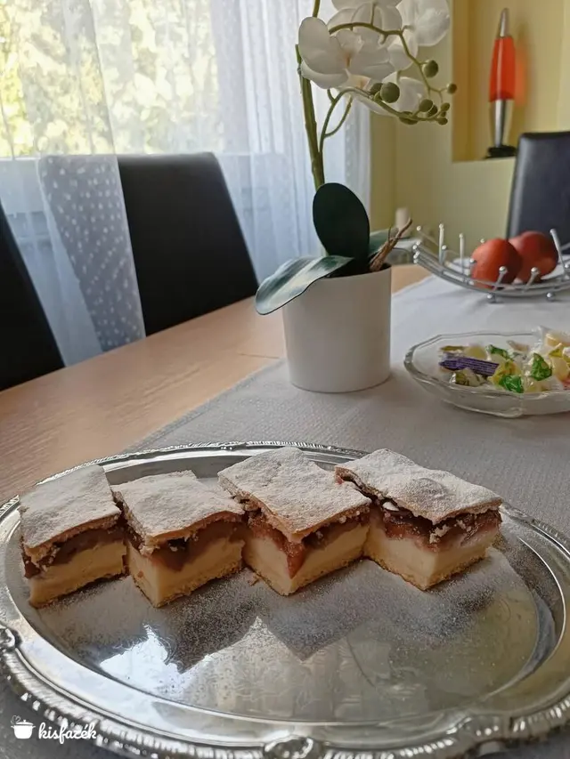 Tejfölös pudingos szilvás pite