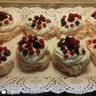 Málnás mini Pavlova erdei gyümölccsel