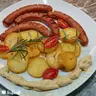 Sült virsli rozmaringos krumplival