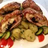 Sajttal, sonkával, aszalt szilvával töltött rántott csirkemell szezámmagos bundában