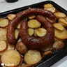 Sült kolbász krumplival