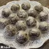Kókuszos zabkekszes zserbó golyó meggyel