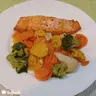 Grillezett fűszeres lazac párolt zöldségekkel