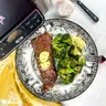 Strip steak Air Fryer-ben sült fokhagymás fűszervajjal