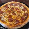 Házi pizza csípős kolbásszal, serrano sonkával és rukkolával